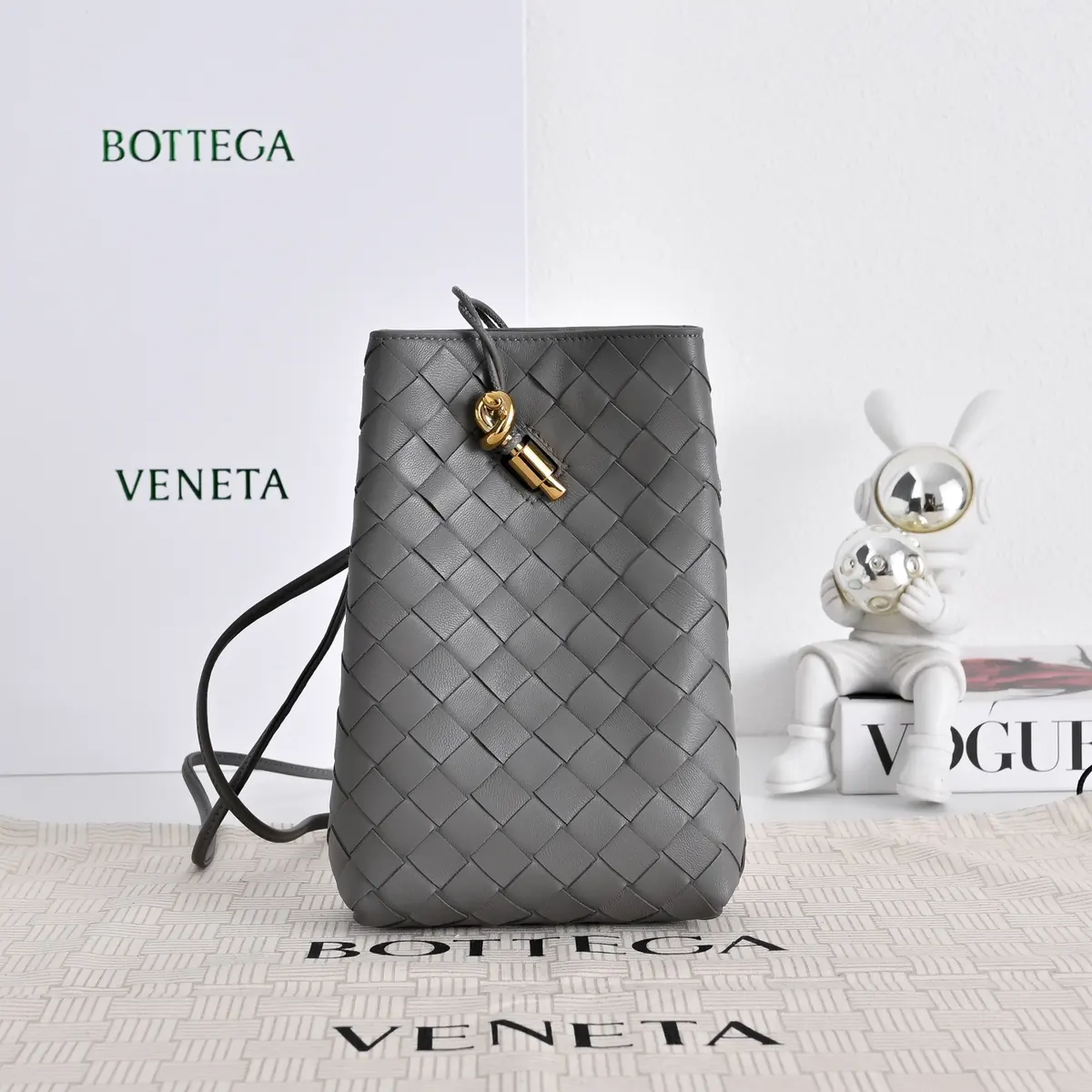 Bottega Veneta Style Red Shoulder Bag Lookbook Reference image 1