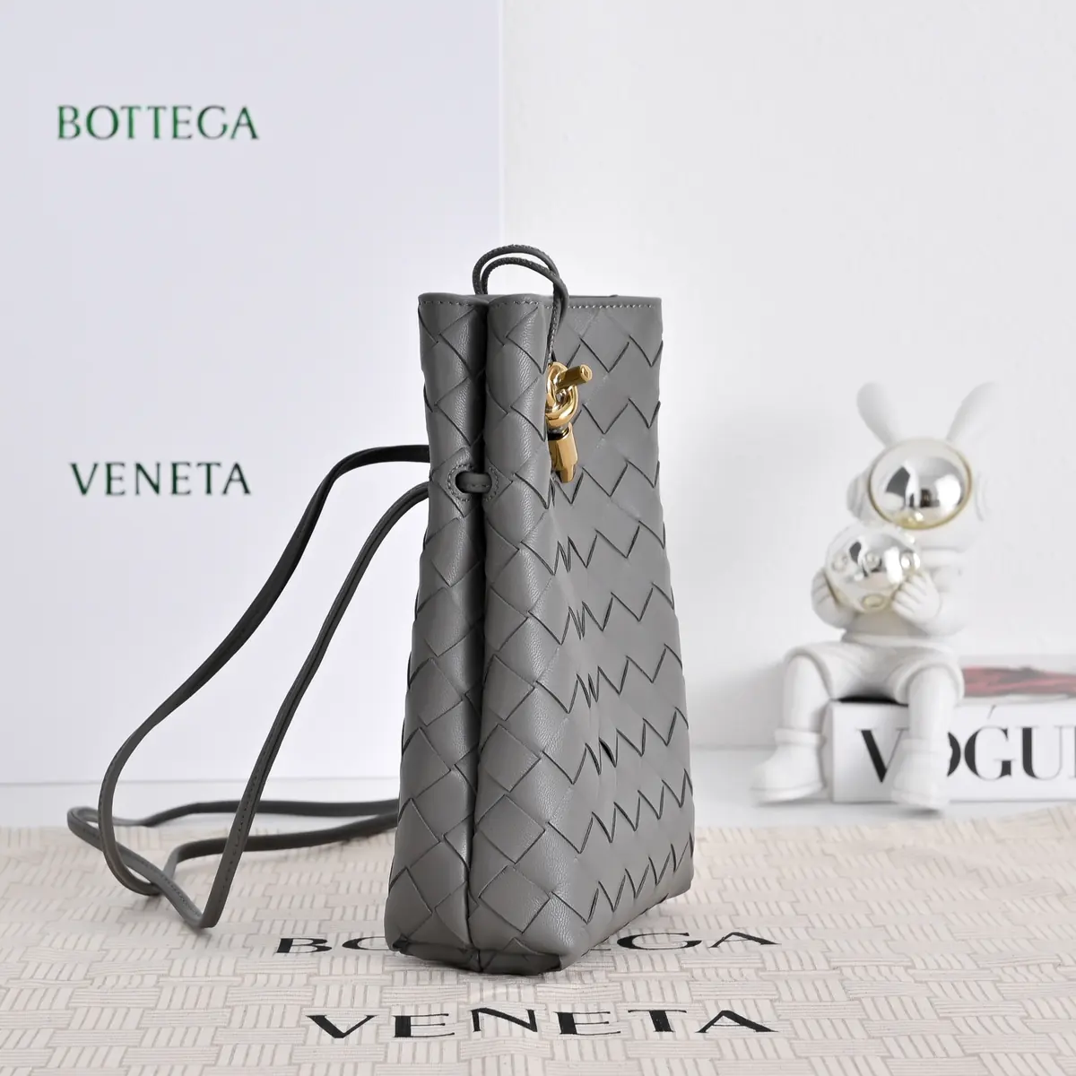 Bottega Veneta Style Red Shoulder Bag Lookbook Reference image 2