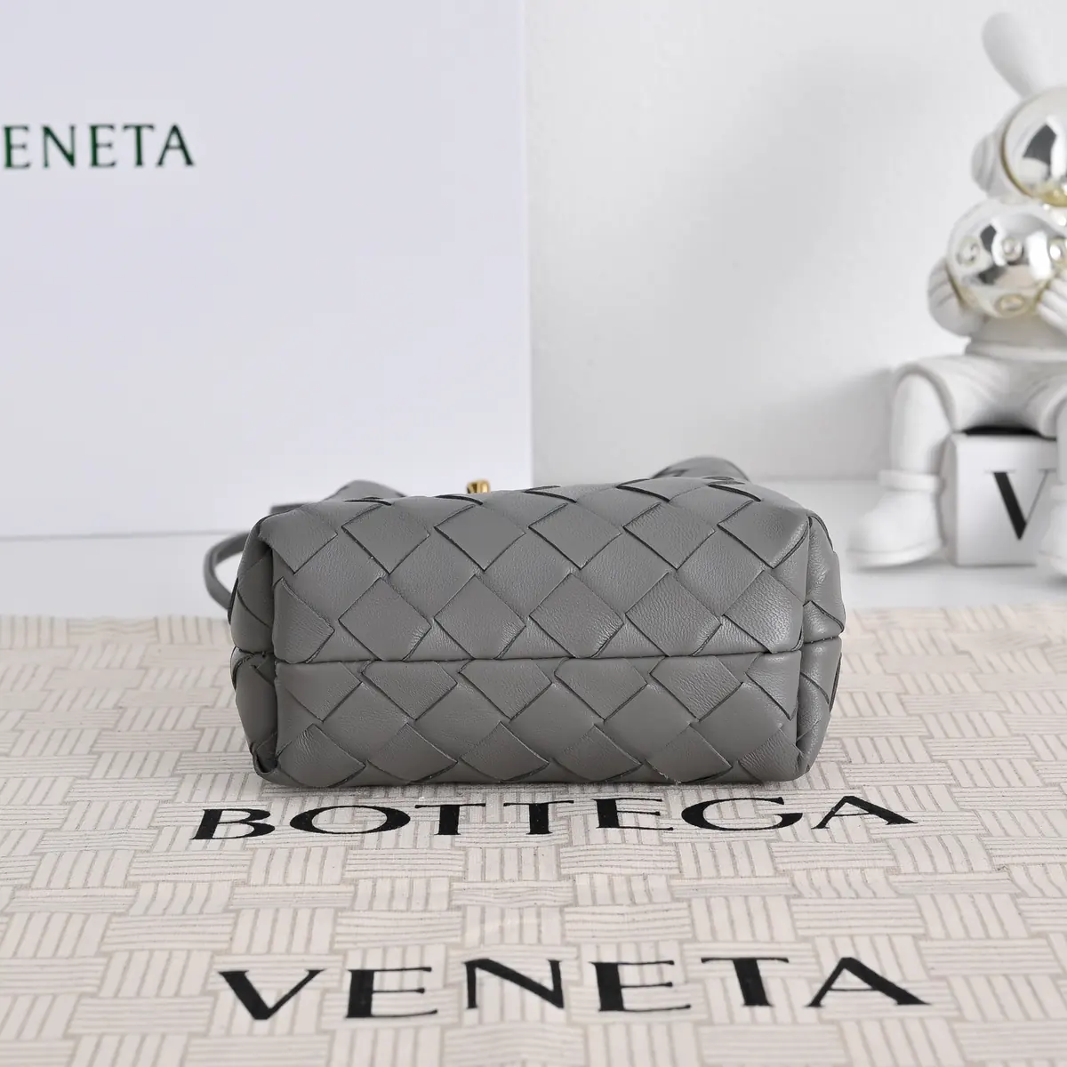 Bottega Veneta Style Red Shoulder Bag Lookbook Reference image 4