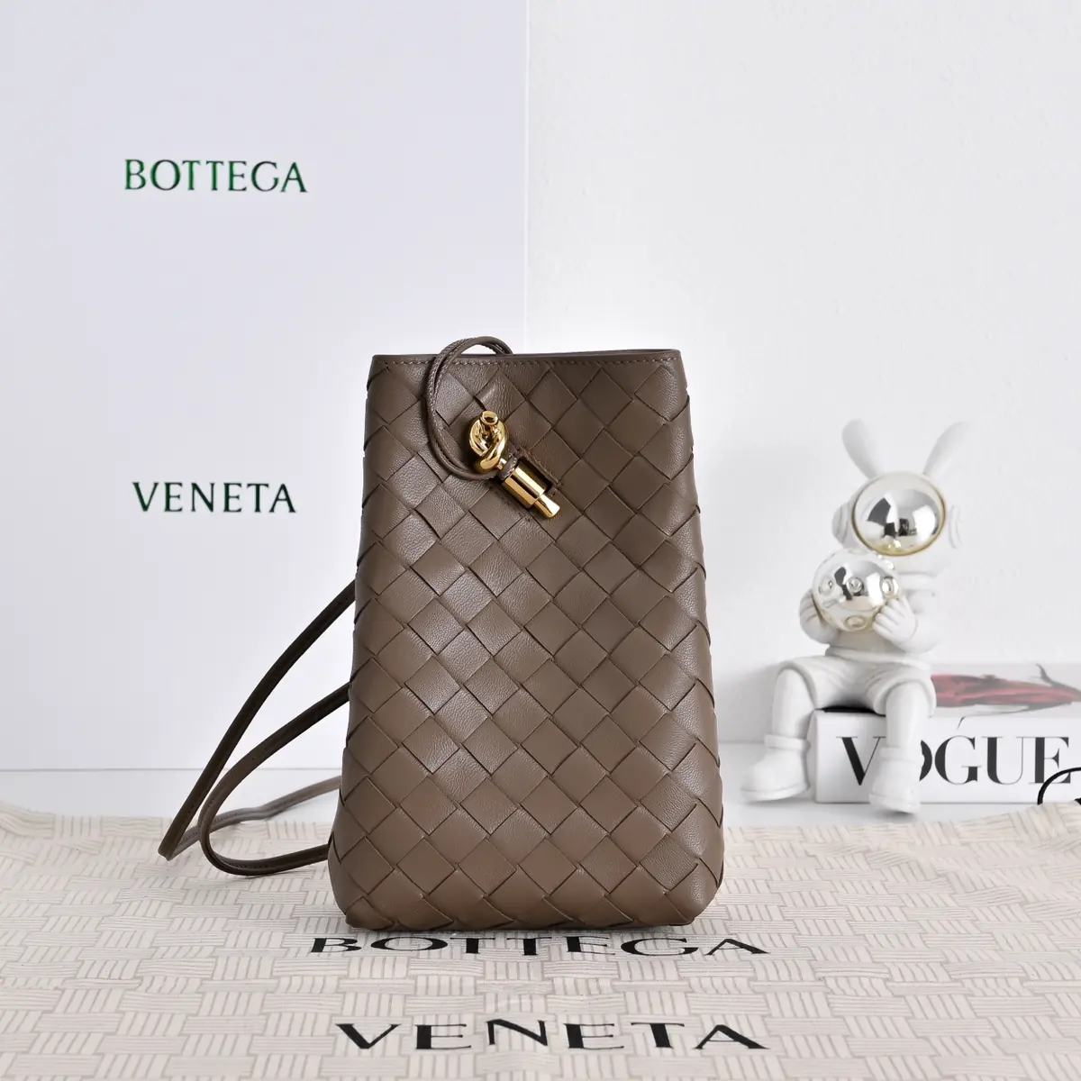 Bottega Veneta Style Red Shoulder Bag Lookbook Reference image 1