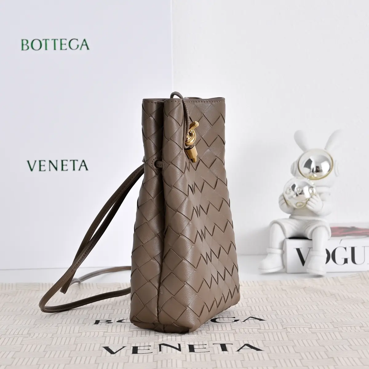 Bottega Veneta Style Red Shoulder Bag Lookbook Reference image 2