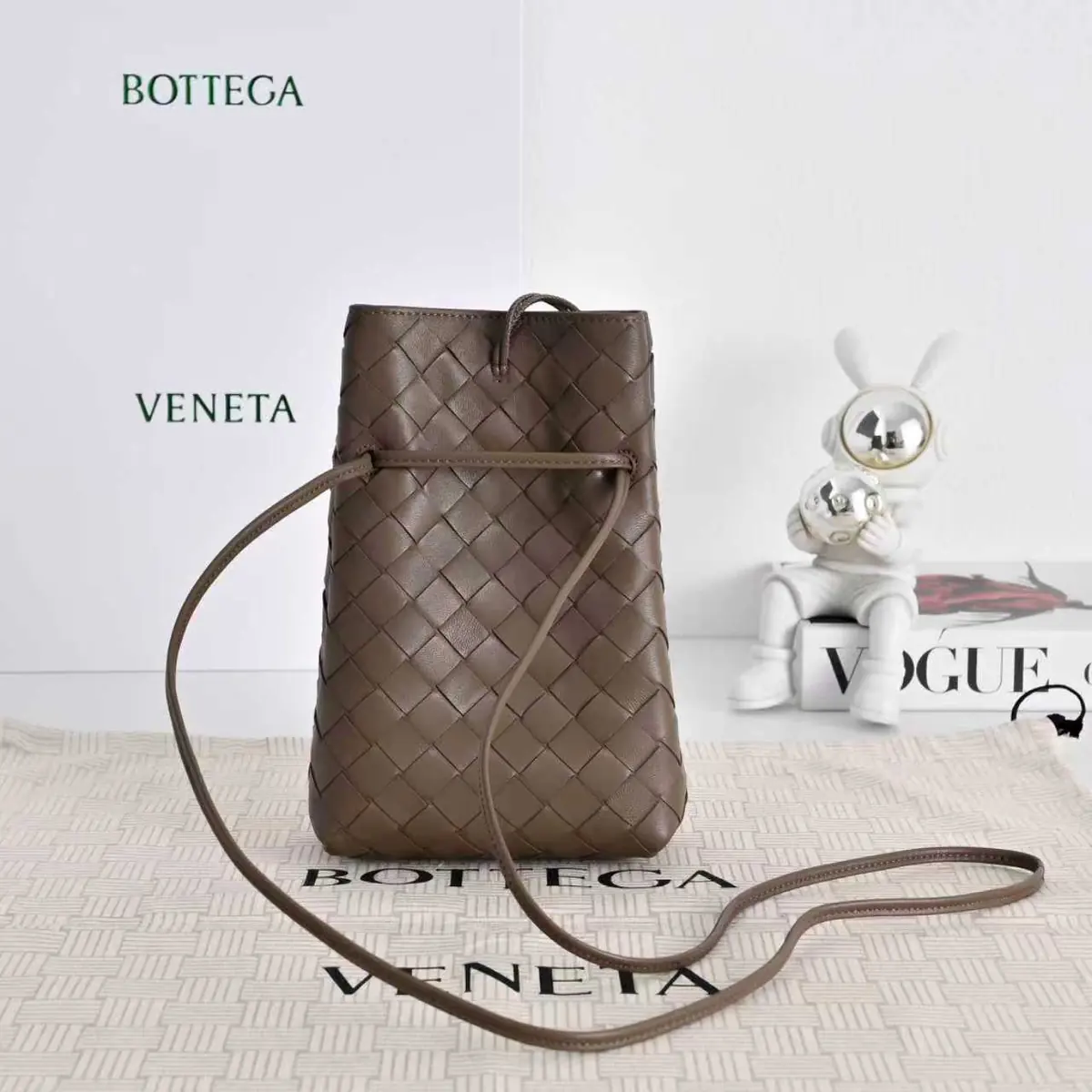 Bottega Veneta Style Red Shoulder Bag Lookbook Reference image 3