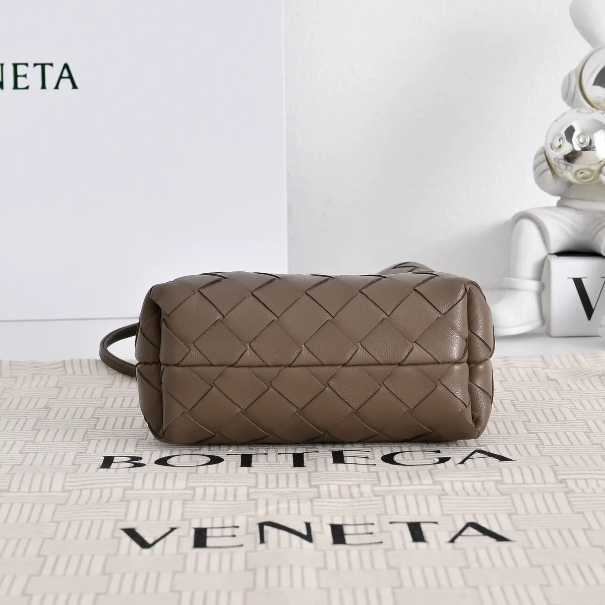 Bottega Veneta Style Red Shoulder Bag Lookbook Reference image 4