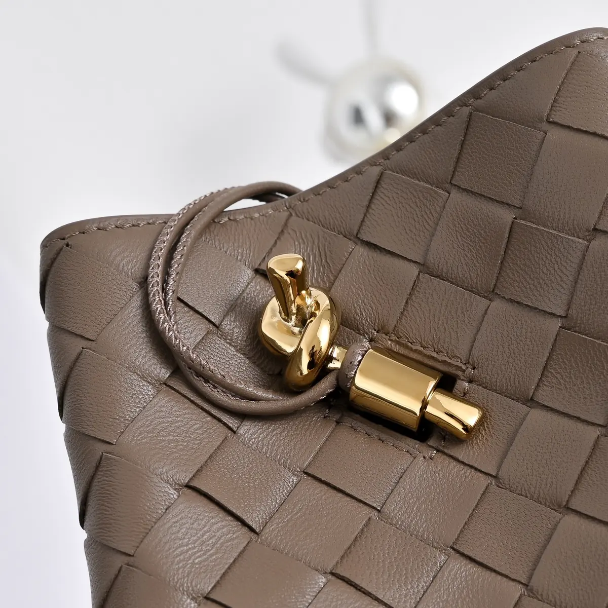 Bottega Veneta Style Red Shoulder Bag Lookbook Reference image 5