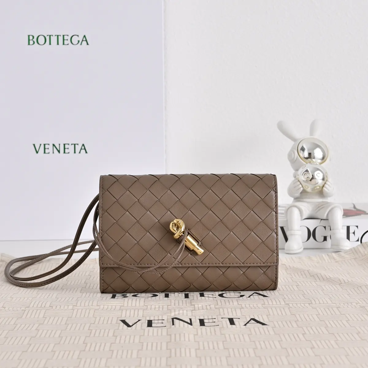 Bottega Veneta Style White Leather Clutch Lookbook Reference image 1