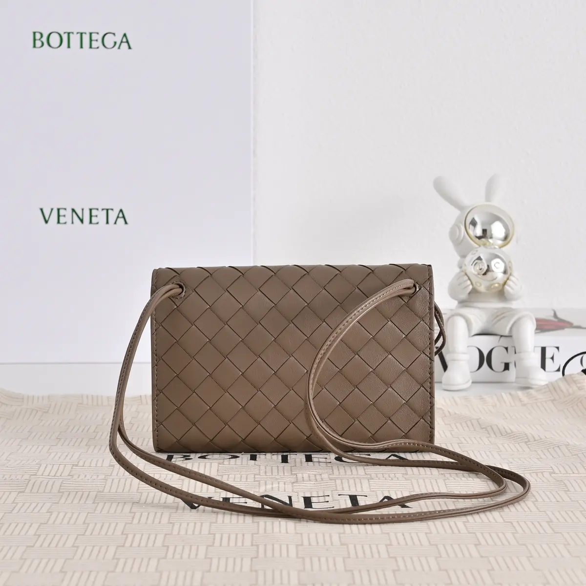Bottega Veneta Style White Leather Clutch Lookbook Reference image 3