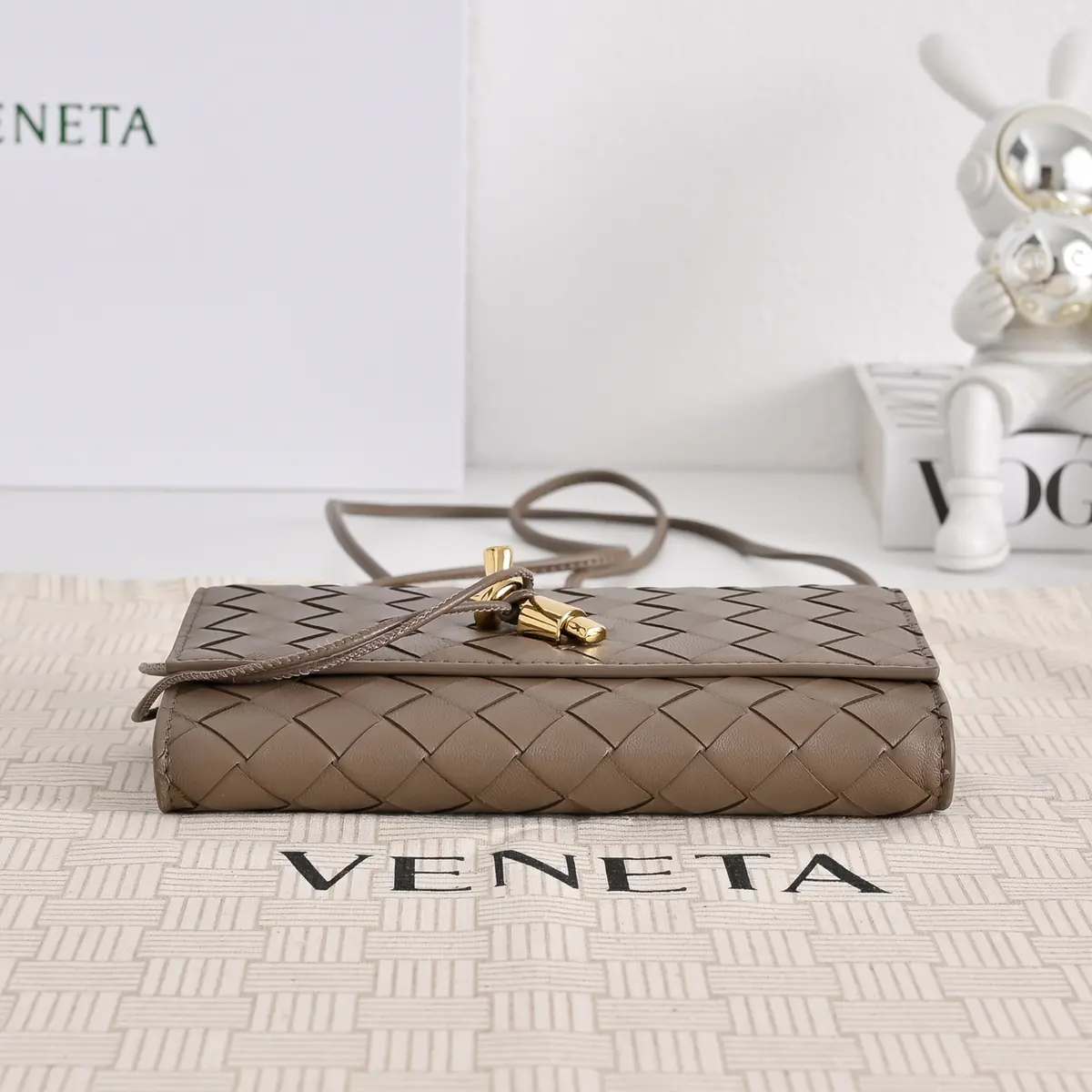 Bottega Veneta Style White Leather Clutch Lookbook Reference image 6