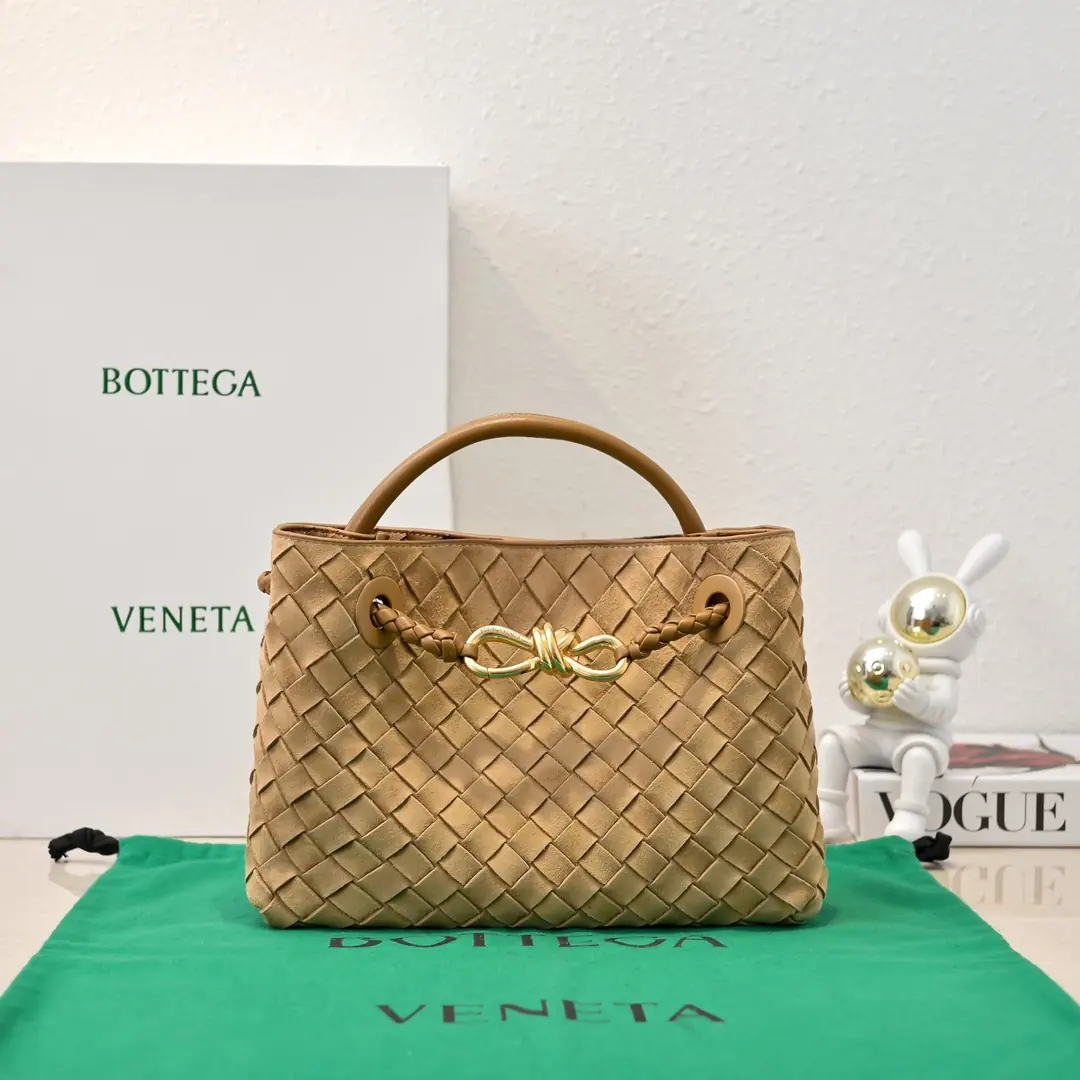 Bottega Veneta Style White Leather Shoulder Bag Lookbook Reference image 1