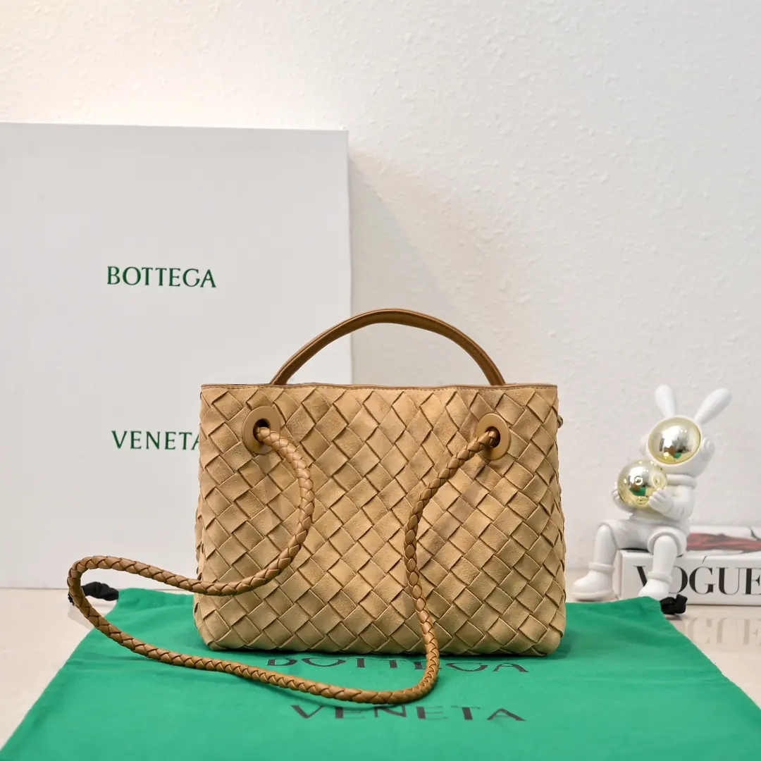 Bottega Veneta Style White Leather Shoulder Bag Lookbook Reference image 2