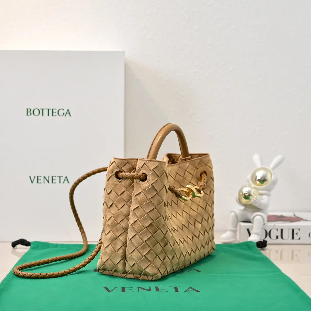 Bottega Veneta Style White Leather Shoulder Bag Lookbook Reference image 3
