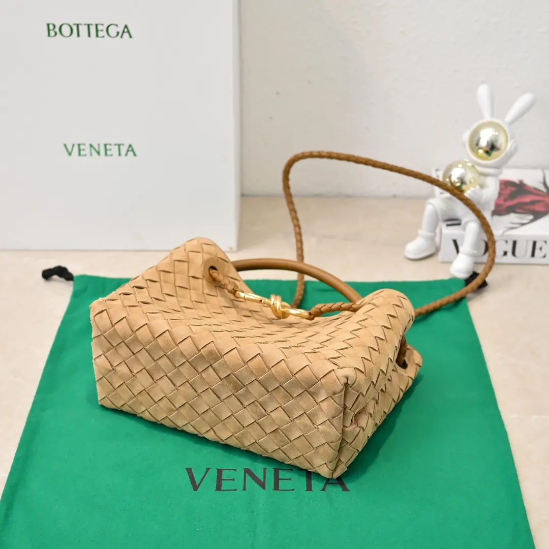 Bottega Veneta Style White Leather Shoulder Bag Lookbook Reference image 4