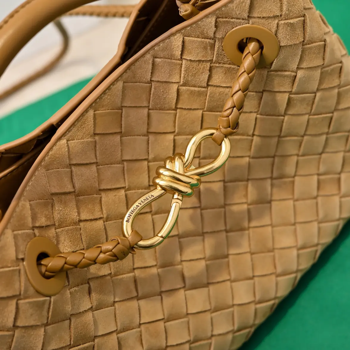 Bottega Veneta Style White Leather Shoulder Bag Lookbook Reference image 5