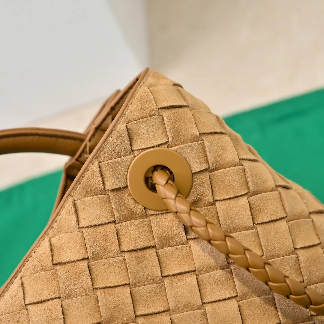 Bottega Veneta Style White Leather Shoulder Bag Lookbook Reference image 6