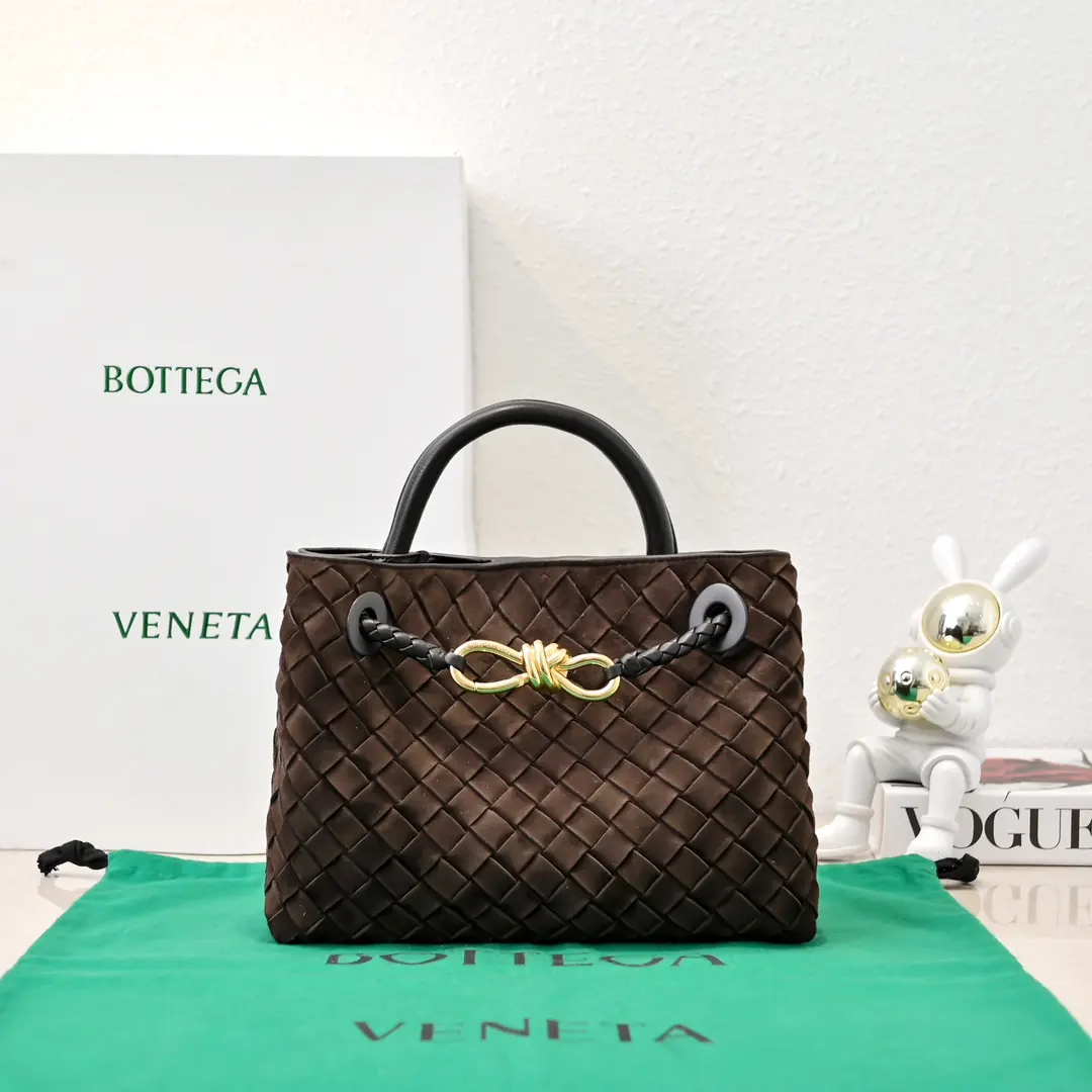 Bottega Veneta Style White Leather Shoulder Bag Lookbook Reference image 1