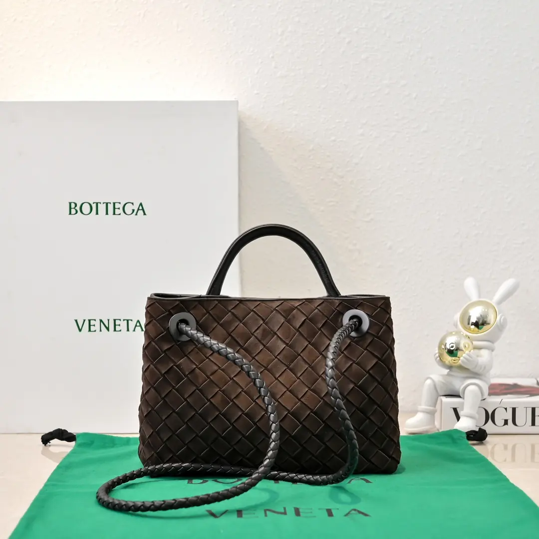 Bottega Veneta Style White Leather Shoulder Bag Lookbook Reference image 2