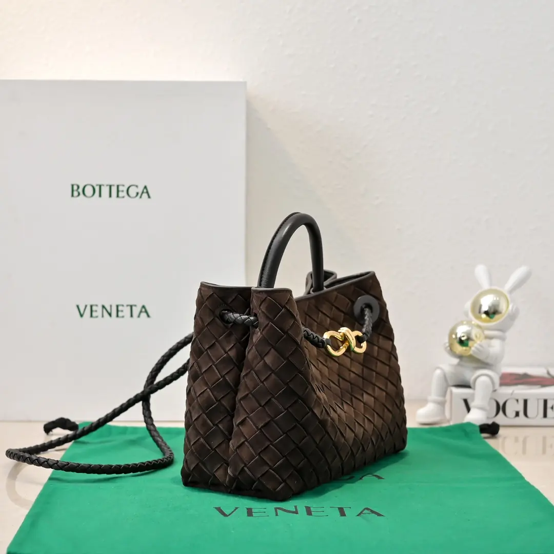 Bottega Veneta Style White Leather Shoulder Bag Lookbook Reference image 3