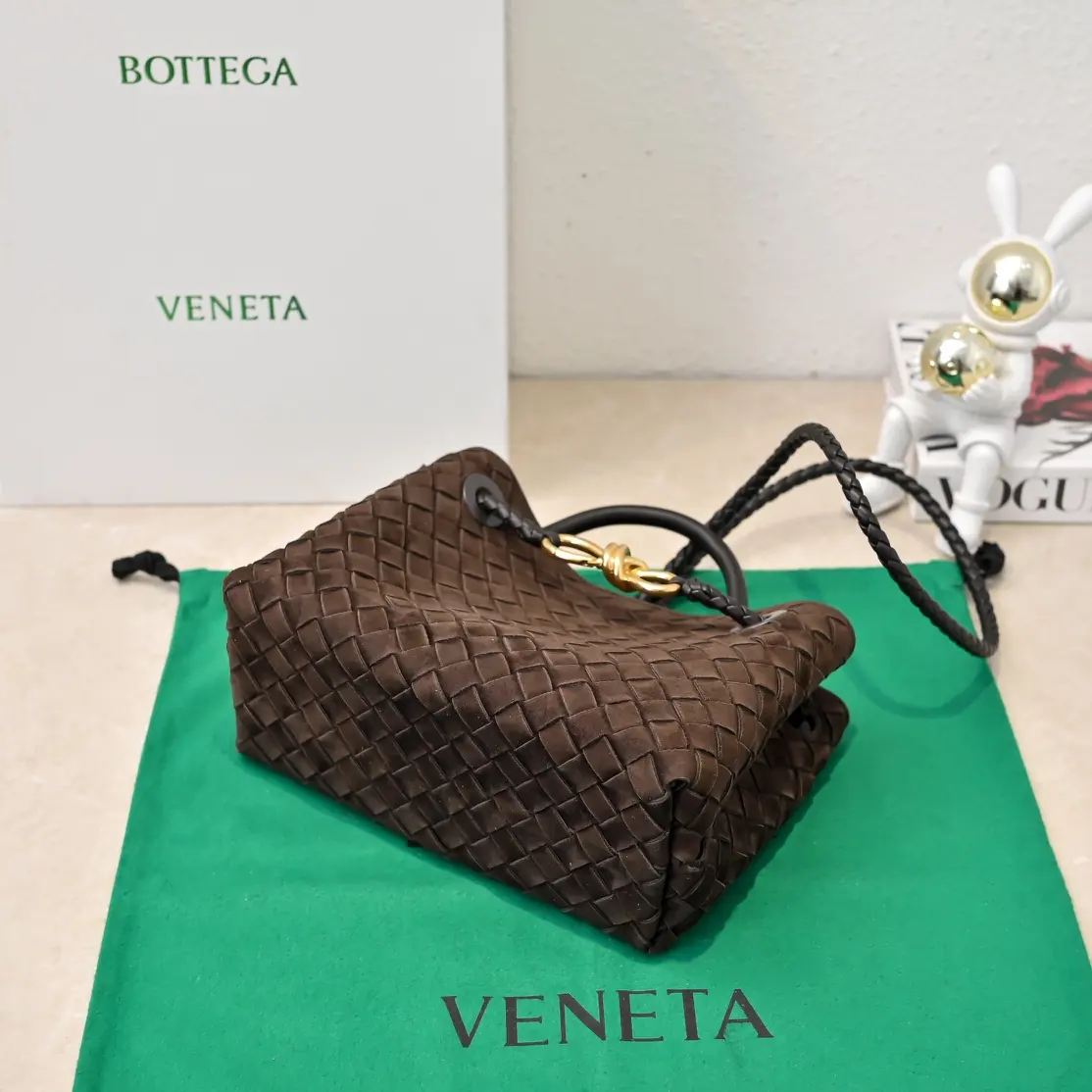 Bottega Veneta Style White Leather Shoulder Bag Lookbook Reference image 4