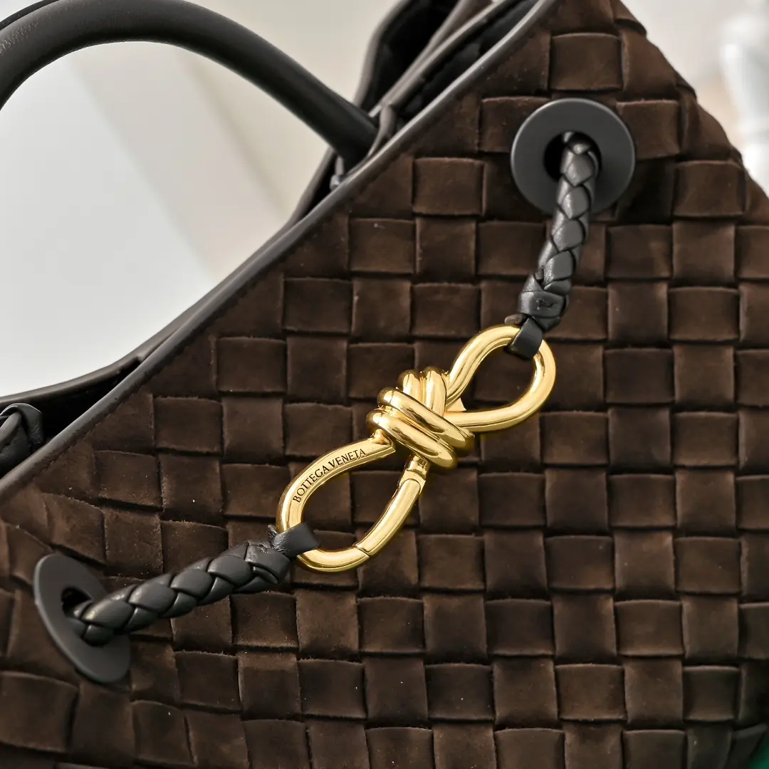 Bottega Veneta Style White Leather Shoulder Bag Lookbook Reference image 5