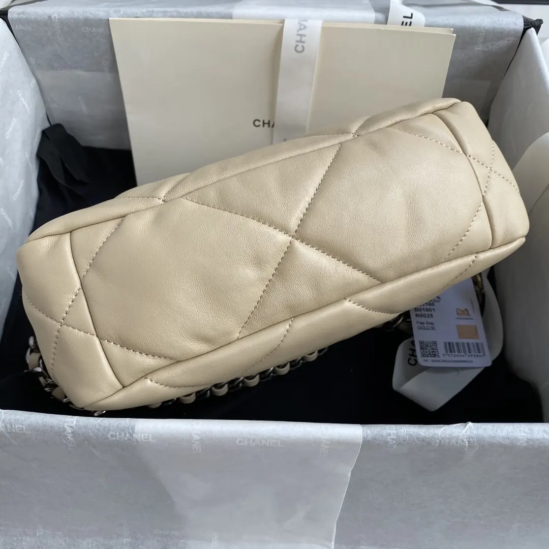 Chanel Style Leather Crossbody Bag Lookbook Reference image 4