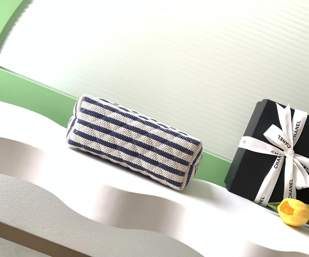 Chanel Style White Card Holder Bags Card Holder detail image 4 from source 765805