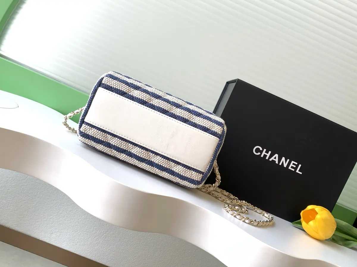 Chanel Style White Crossbody Bag Bags Crossbody Bag detail image 4 from source 765802