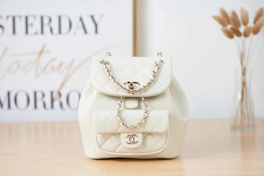 Chanel Style White Leather Card Holder Bags Card Holder detail image 1 from source 764336