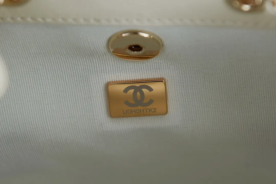 Chanel Style White Leather Card Holder Bags Card Holder detail image 9 from source 764336