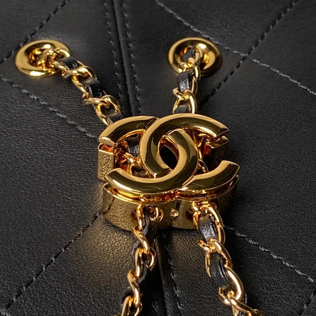 Chanel Style White Leather Hobo Bag Lookbook Reference image 3