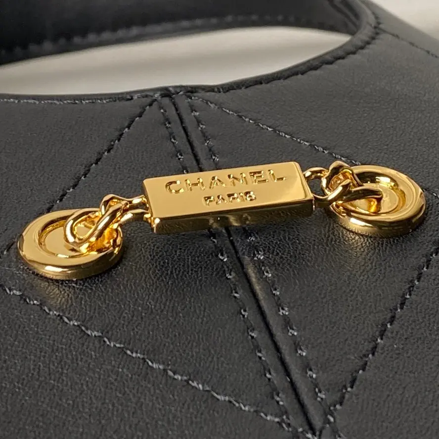 Chanel Style White Leather Hobo Bag Lookbook Reference image 4