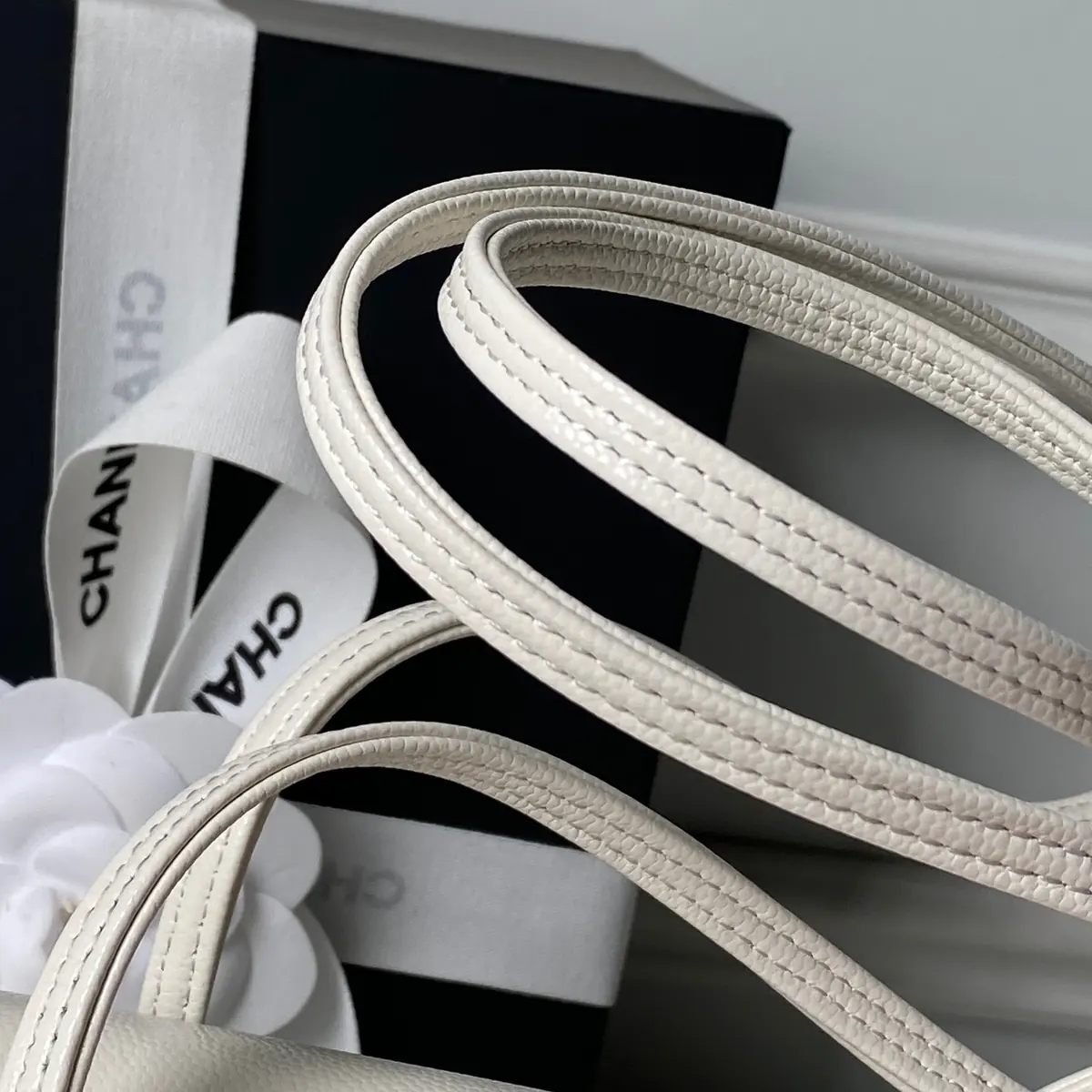 Chanel Style White Leather Shoulder Bag Lookbook Reference image 4