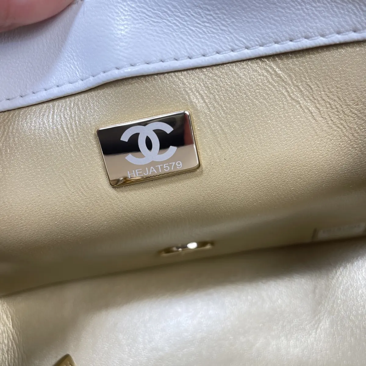 Chanel Style White Shoulder Bag Lookbook Reference image 4