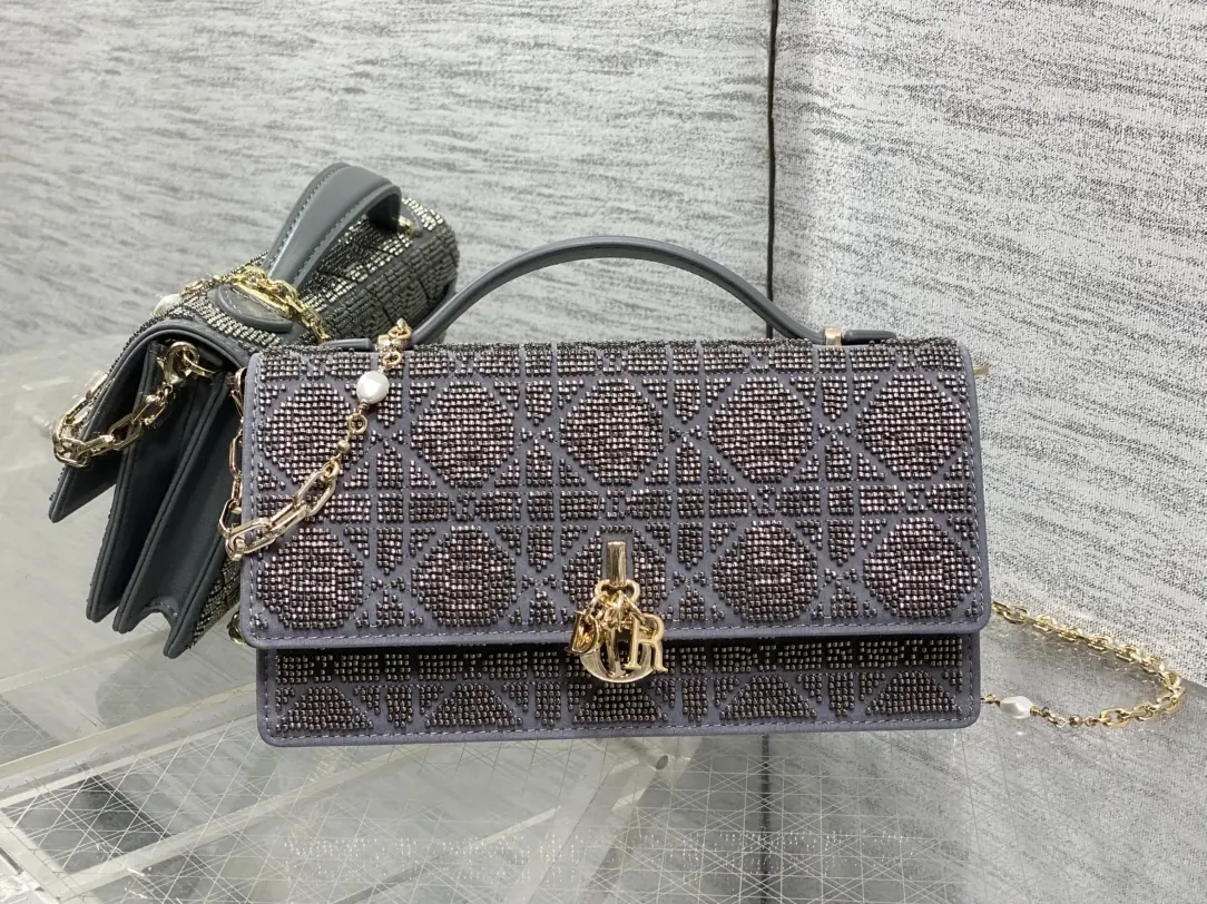Dior Style Red Leather Card Holder Lookbook Reference image 1