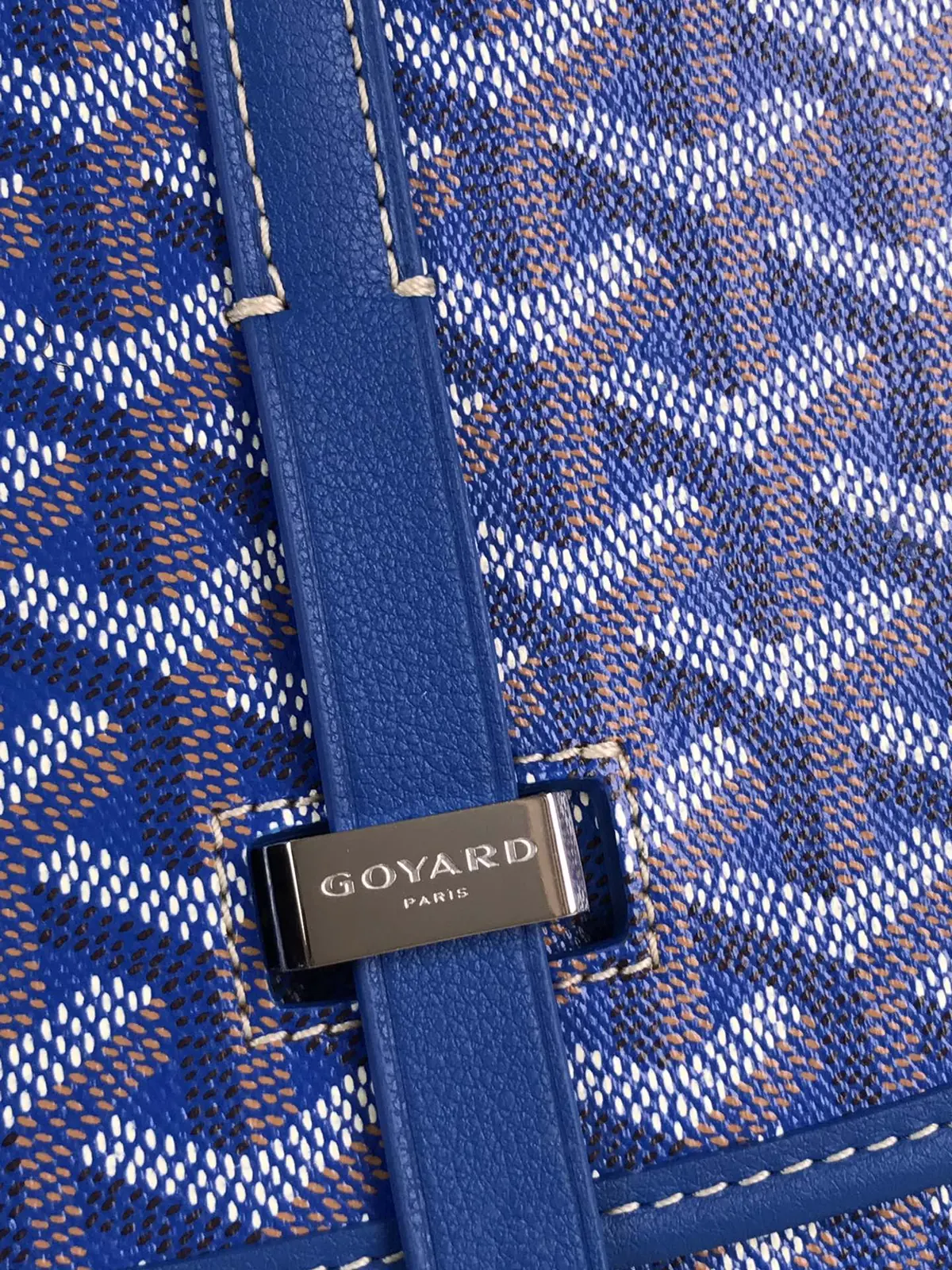 Goyard Style Gold Leather Shoulder Bag Lookbook Reference image 4