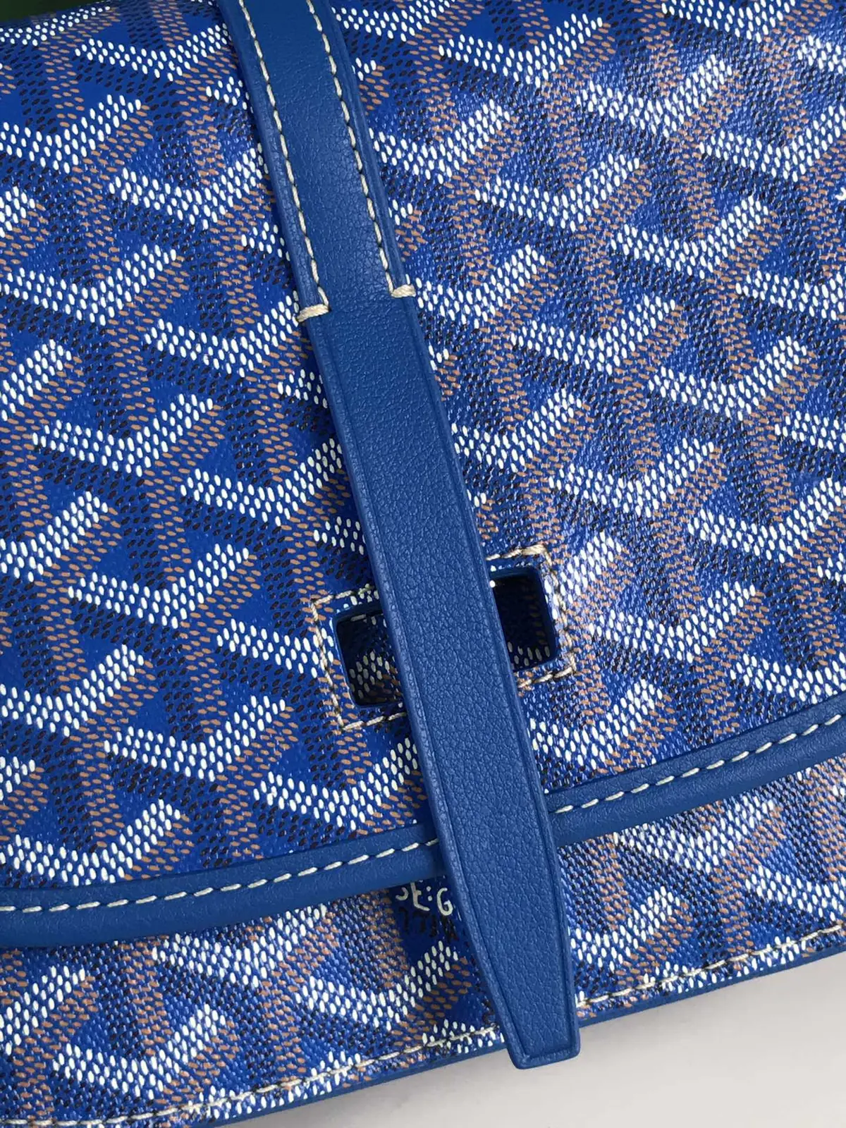 Goyard Style Gold Leather Shoulder Bag Lookbook Reference image 5