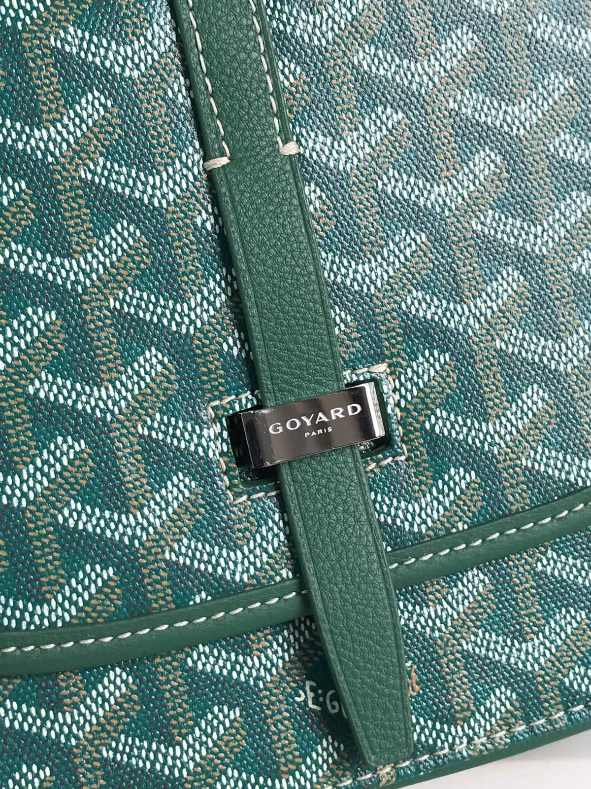 Goyard Style Gold Leather Shoulder Bag Lookbook Reference image 5