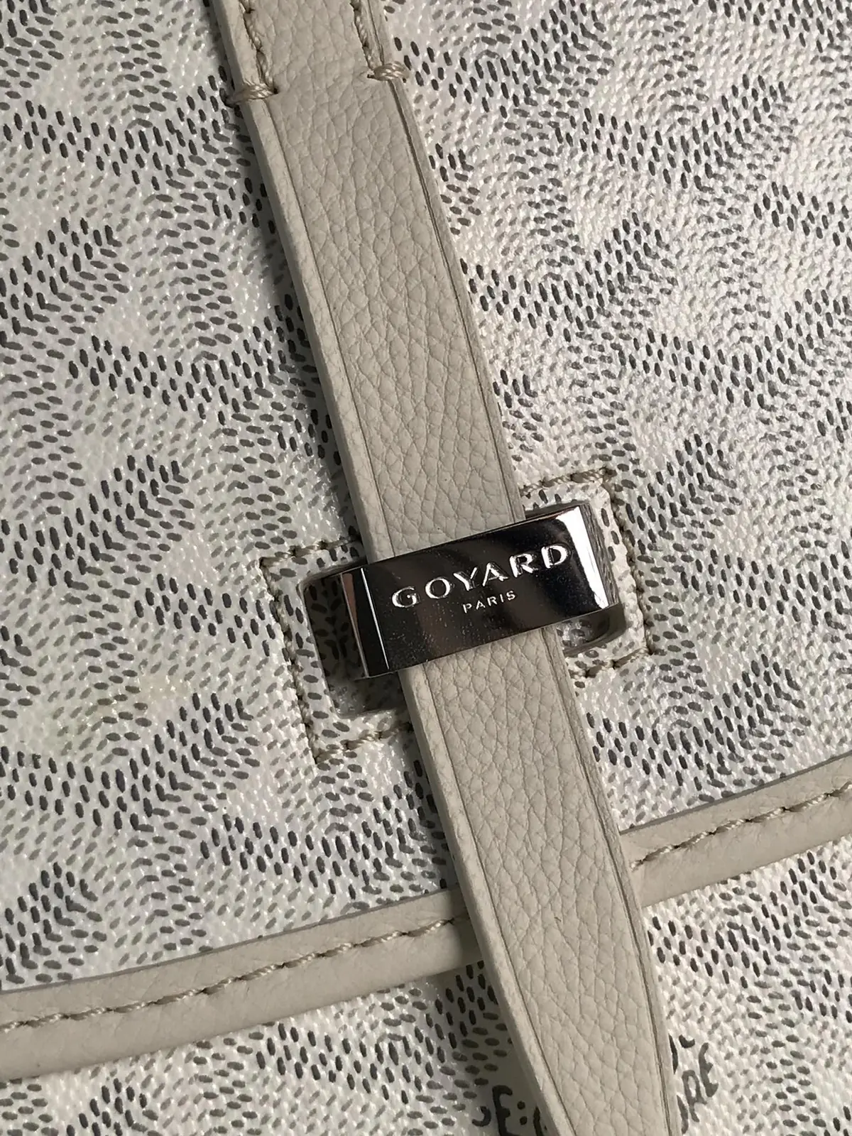 Goyard Style Gold Leather Shoulder Bag Lookbook Reference image 5