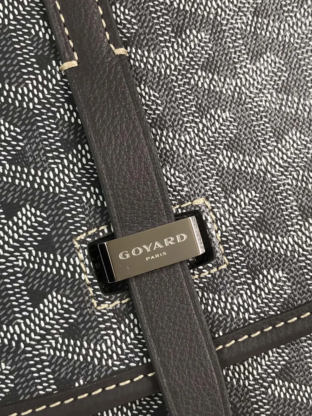 Goyard Style Gold Leather Shoulder Bag Lookbook Reference image 4