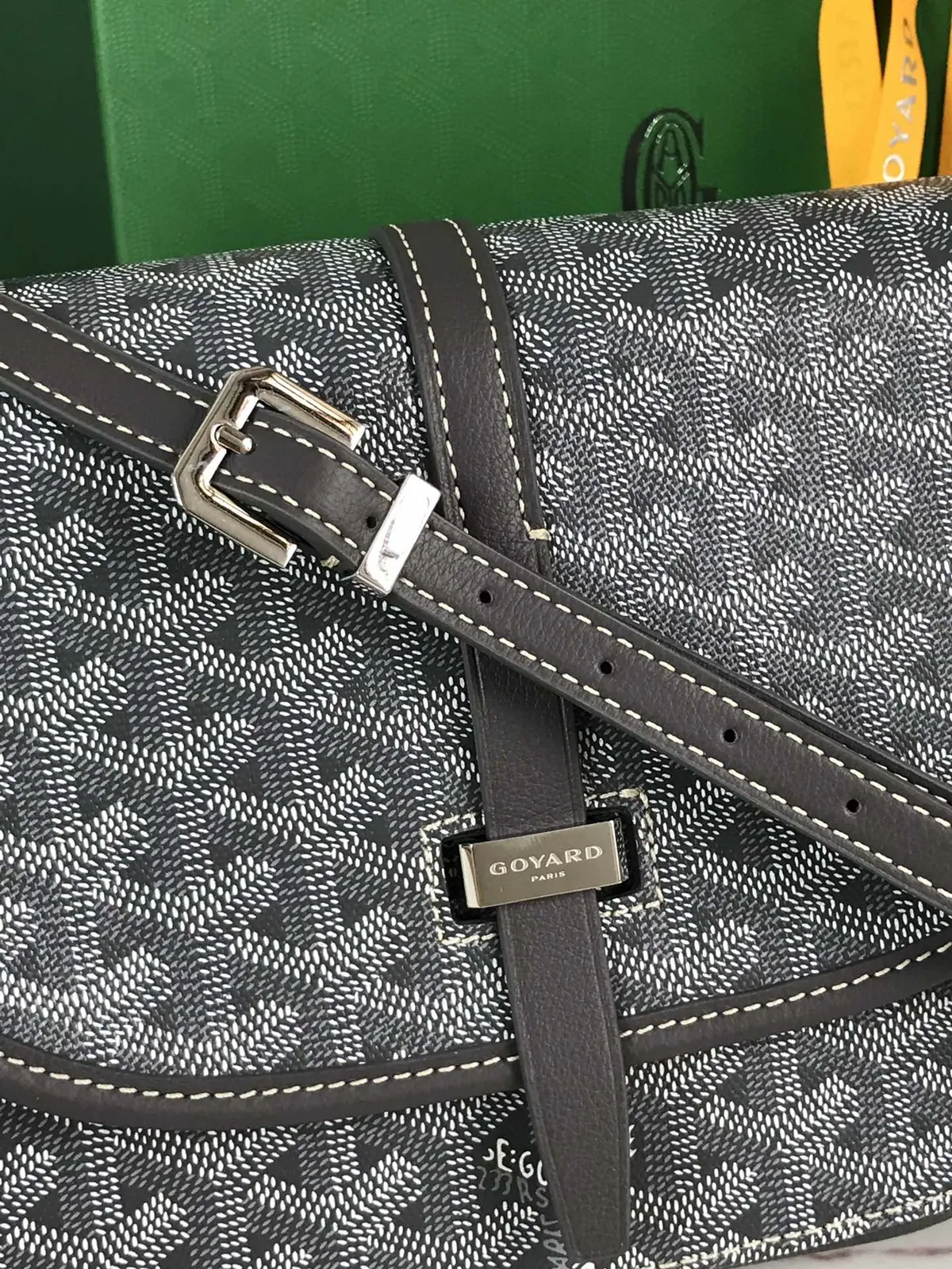 Goyard Style Gold Leather Shoulder Bag Lookbook Reference image 5