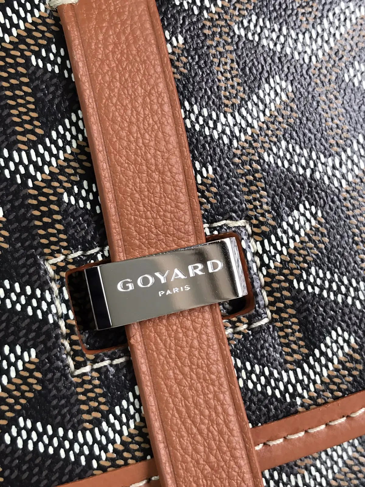 Goyard Style Gold Leather Shoulder Bag Lookbook Reference image 4
