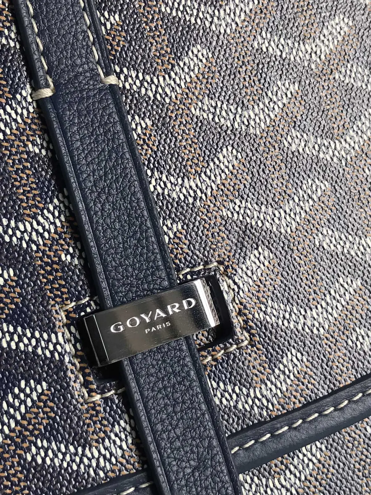 Goyard Style Gold Leather Shoulder Bag Lookbook Reference image 4