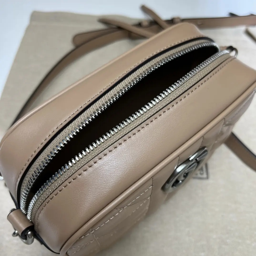 Gucci Style Beige Leather Chain Bag Lookbook Reference image 4