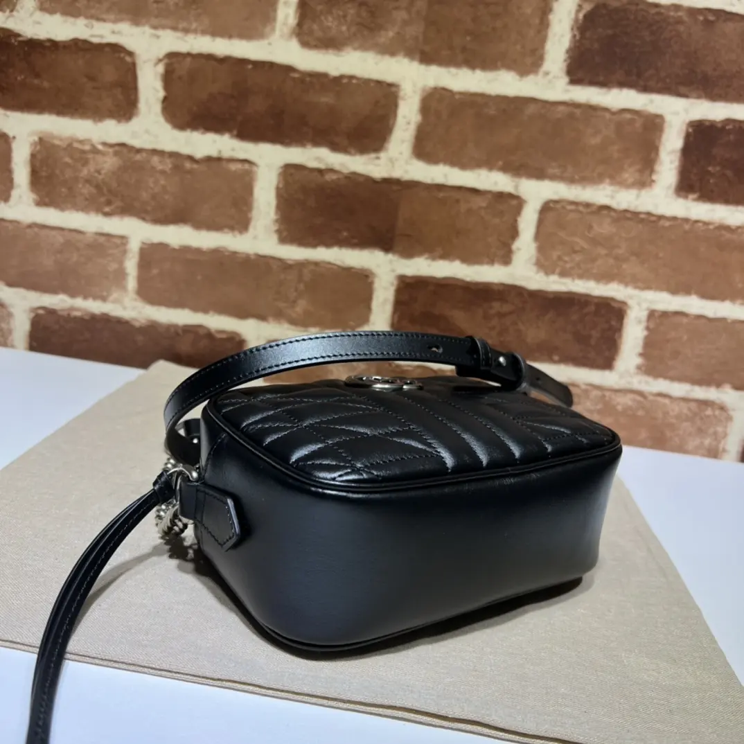 Gucci Style Leather Chain Bag Lookbook Reference image 4