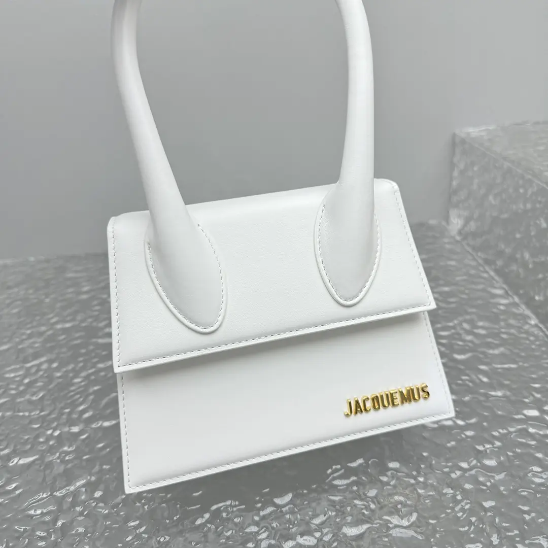 Jacquemus Style White Bag Lookbook Reference image 5