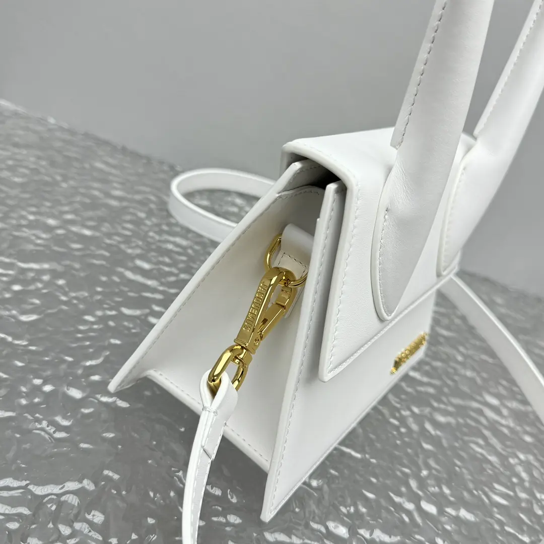 Jacquemus Style White Bag Lookbook Reference image 6
