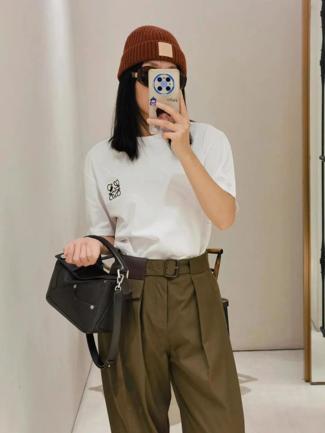 Loewe Style Black Leather Bag Lookbook Reference image 2