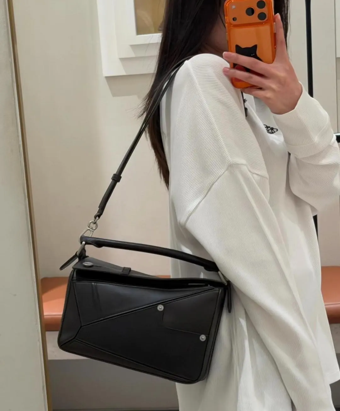 Loewe Style Black Leather Bag Lookbook Reference image 5