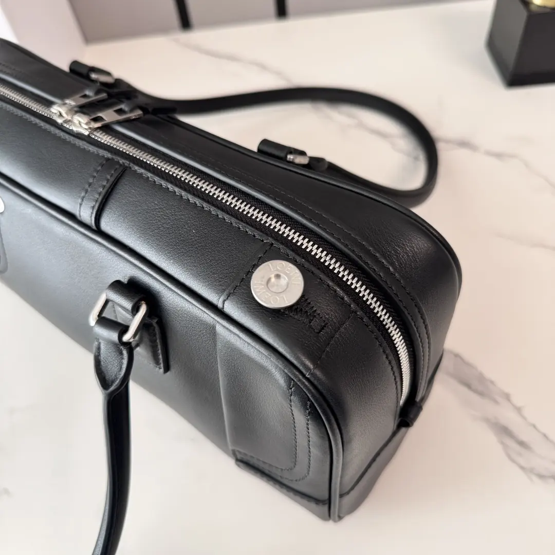 Loewe Style Black Leather Shoulder Bag Lookbook Reference image 6