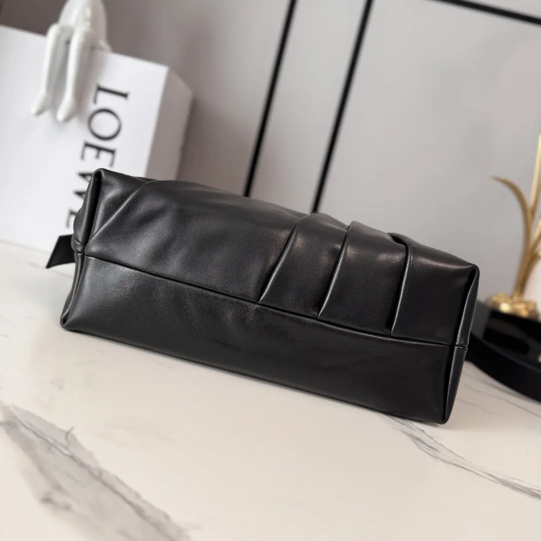 Loewe Style Black Leather Shoulder Bag Lookbook Reference image 4