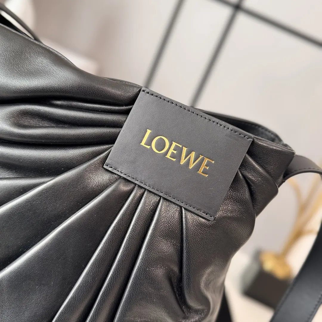 Loewe Style Black Leather Shoulder Bag Lookbook Reference image 5