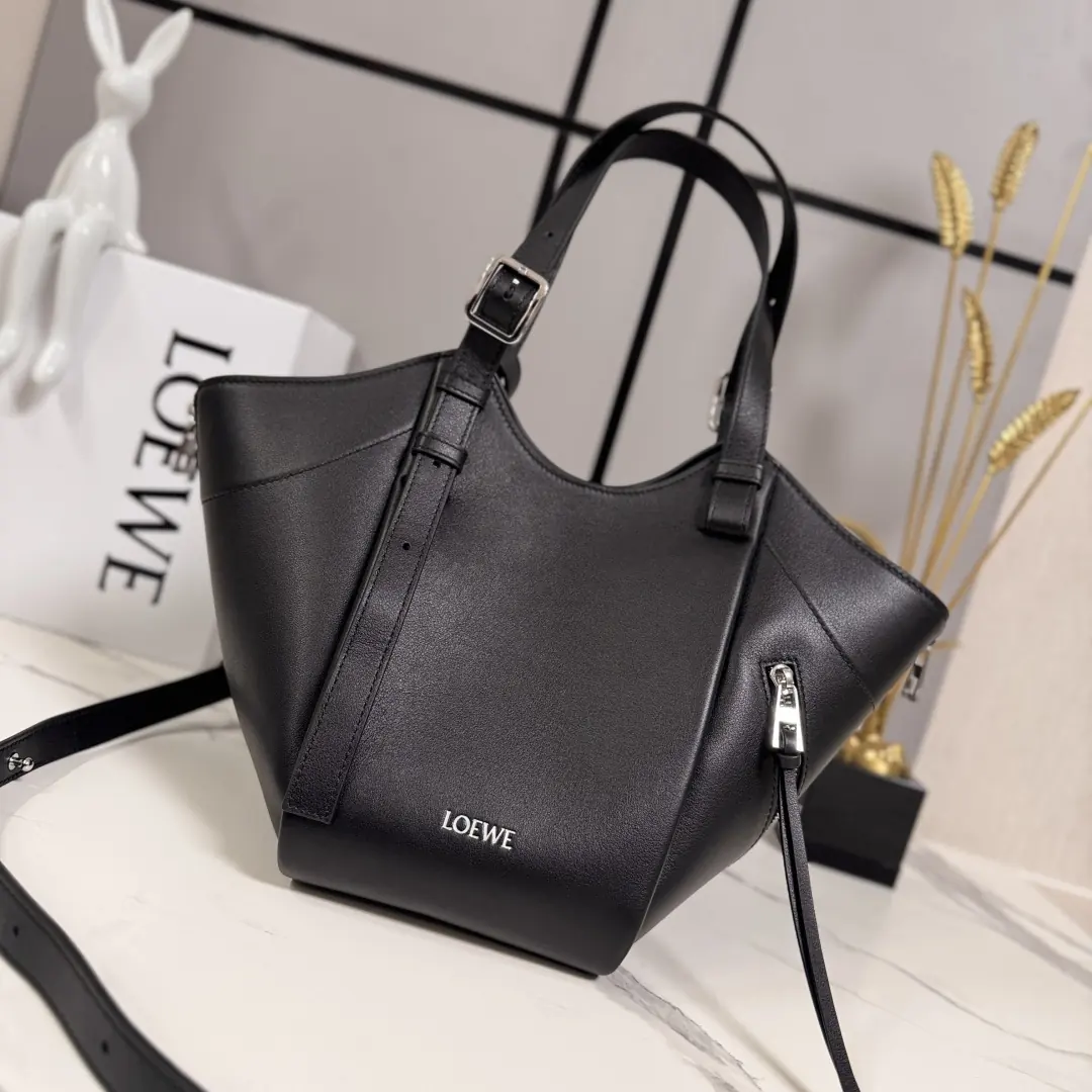 Loewe Style Black Leather Shoulder Bag Lookbook Reference image 1